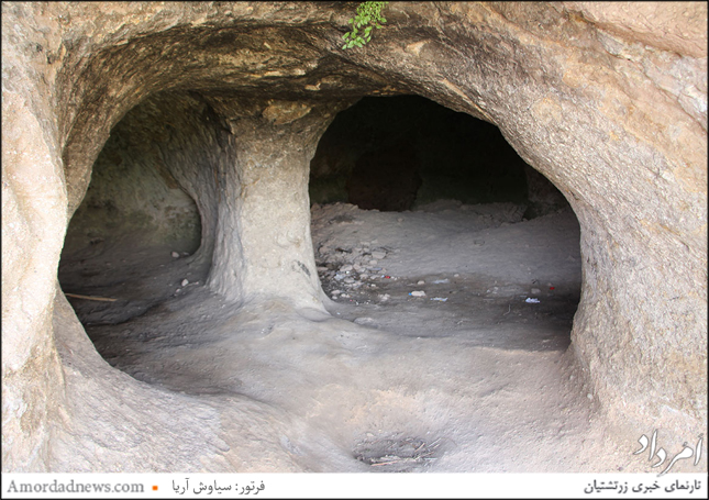 ورودی غار-گوردخمه که به دو بخش تقسیم می شود و دست اندازی‌های انسانی درون آن، جای افسوس دارد