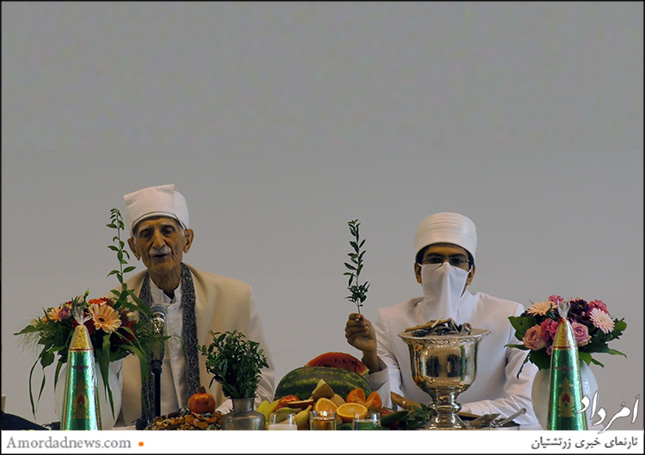 از راست: موبد رامین شهزادی، موبد مهربان فیروزگری، برگزاری آیین جشن‌خوانی در همایش ایرانشناسی برلین