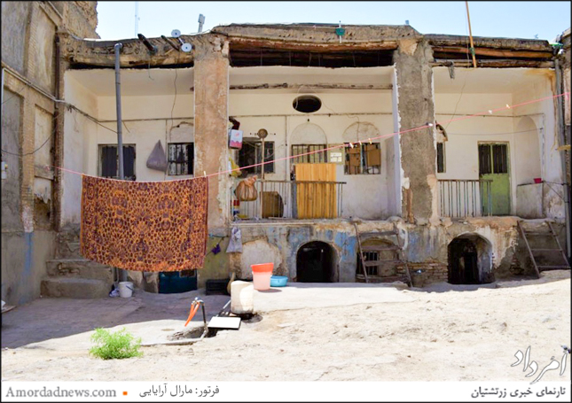 خانه‌هایی که در کوچه پس‌کوچه‌های بازار اودلاجان در حال ویرانی هستند ولی هنوز زندگی در آن‌ها جاری است