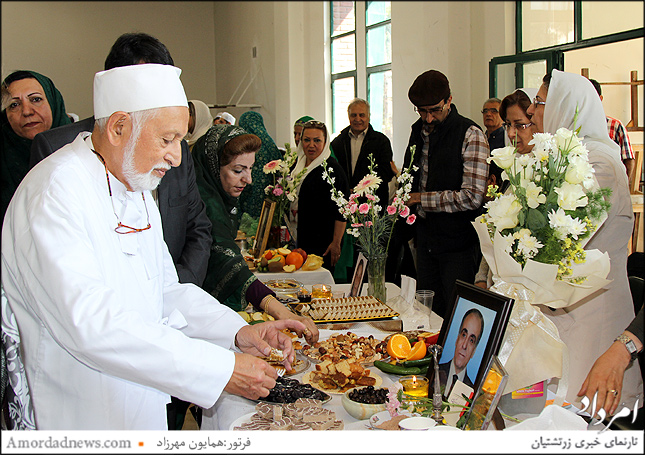 باشندگی هرمزدیار گاندی بر سفره‌ی آیینی تازه‌ درگذشتگان
