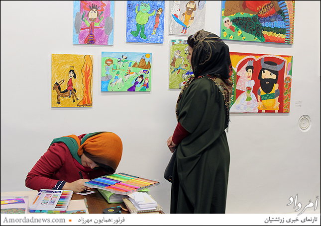 مهرآسا لشنی یکی از هنرمندان نقاش درحال کشیدن کارت پستال‌های شاهنامه‌ای