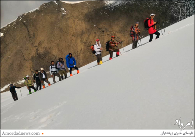 وسیله‌ی همراه کوهنورد کفش مناسب کوهپیمایی ،  کلاه ، عینک ، لباس مناسب فصل ، وعده غذایی مورد نیاز است