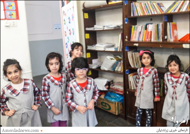 دختران پیش‌دبستانی مهدکودک پرورش در کتابخانه‌ی دبستان دخترانه‌ی گیو  