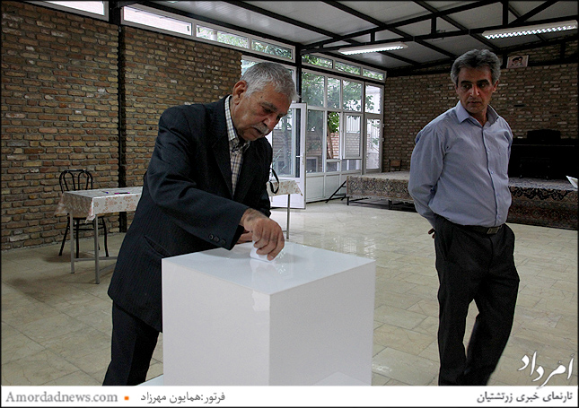سمت راست: خدایار فریدونی، بازرس انجمن زرتشتیان تهران