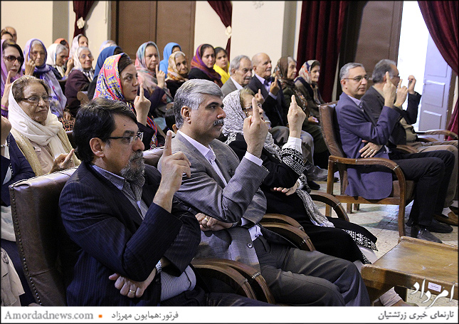 ازسمت چپ:رستم خسرویانی فرنشین انجمن زرنشنیان تهران، اسفندیار اختیاری نماینده زرتشتیان در مجلس
