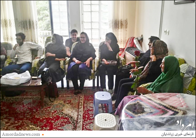 گروهی از دانشجویان دانشکده‌ی پرستاری دانشگاه شهید صدوقی یزد با سالمندان مرکز پوروچیستا دیدن کردند