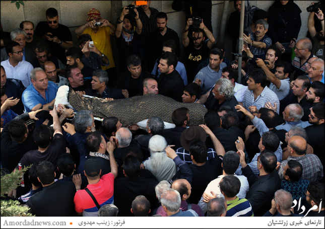 ناصر ملک&zwnj;مطیعی روی دست&zwnj;های مهربان مردم همراهی شد