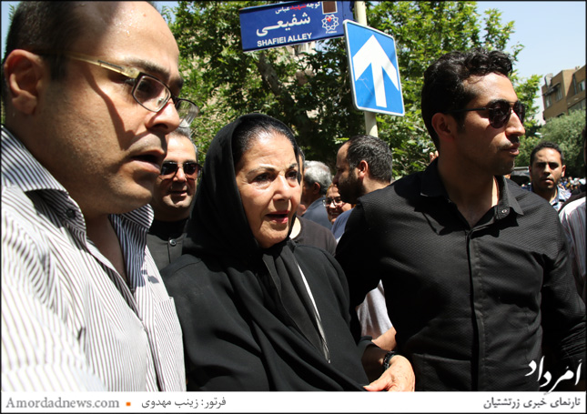 پوری بنایی، بازیگر پیشین هم برای بدرود با ناصر ملک&zwnj;مطیعی در این آیین باشنده بود