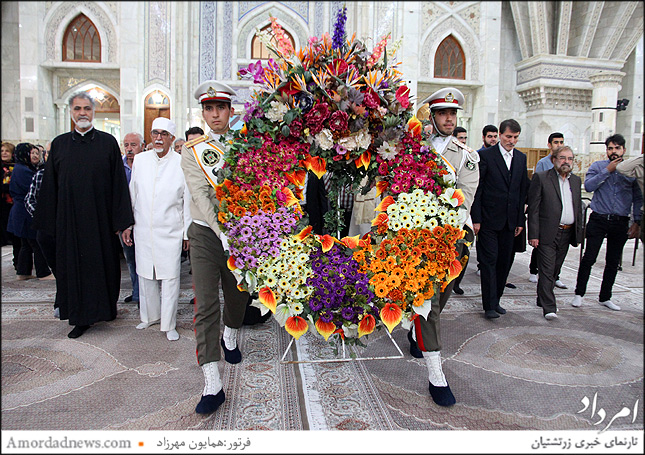 ادای احترام با تاج گل بسمت آرامگاه امام خمینی بنبانگزار جمهوری اسلامی