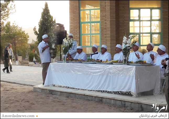  سفره&zwnj;ی آیینی سفید گسترده می&zwnj;شود و بر روی آن میوه و لُرک (آجیل آیینی مخلوط از چند میوه) می&zwnj;گذارند