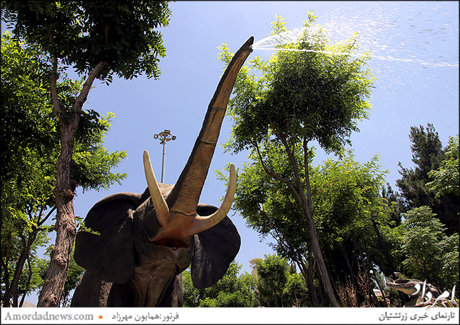   در پارک ژوراسیک فیل‌های ماکت هرچند دقیقه یکبار به صورت اتوماتیک آب می‌پاشند