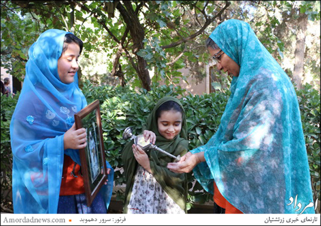نوجوانان زرتشتی با پوشش سنتی برپایه‌ی آیینی دیرین با نشان دادن آیینه و گلاب به باشندگان خوش‌آمد گفتند