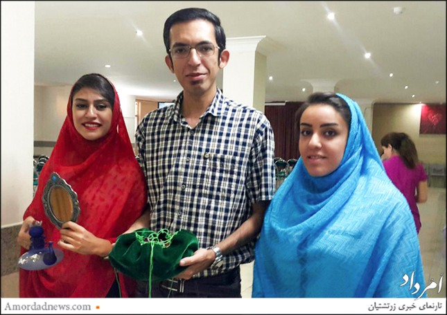 آغاز ورود به جشن تیرگان اصفهان، مهمانان با آینه وگلاب و شیرینی و شربت توسط نوجوانان اصفهانی فیروزه آتشبند،پدرام باوفا وژیلا کرمانی خوش آمدگویی شد