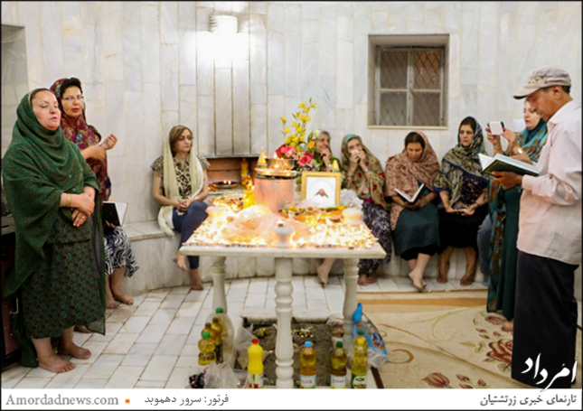 گروهی از زرتشتیان در حال نیایش درون پیرانگاه پارس بانو