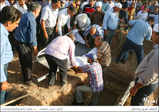 پیکر واپسین نساسالار دخمه‌ی زرتشتیان در خاک آرام گرفت