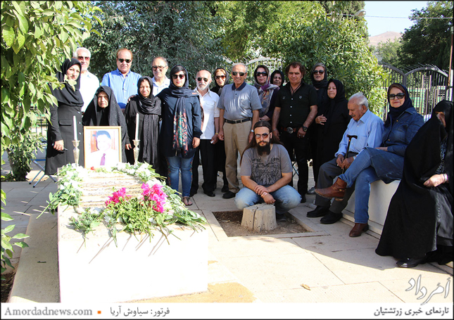 در پایان برخی از دوستداران فرهنگ ایرانی با خانواده استاد شهبازی نگاره یادگاری گرفتند