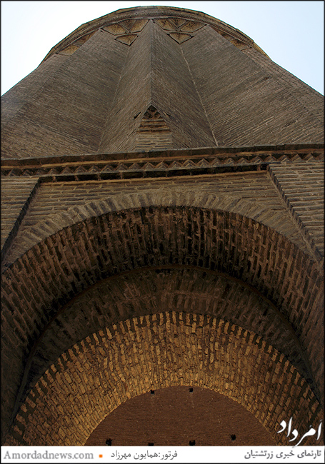 در طراحی نمای برج طغرل، شیر که از نمادهای ایران باستان است ایجاد شده است