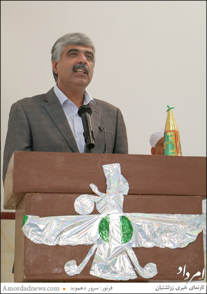 اسفندیار اختیاری، نماینده‌ی زرتشتیان در مجلس در جشنواره‌ی فرهنگی پیر نارکی سخنرانی کرد
