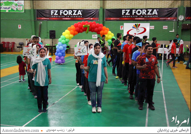 رژه‌ی ورزش‌کاران در آیین گشایش هفتمین دوره‌ی جام بدمینتون زرتشتیان در شیراز