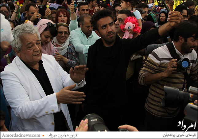 رضا فیاضی در جمع گروه استان خوزستان به پایکوبی و همراهی عروسک گردانها پرداخت