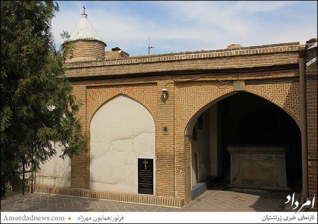 کلیسای کهن تادئوس مقدس، ساخت سال 1768 میلادی که آرامگاه گریبایدوف( مجری عهدنامه ترکمن چای) در دیوار حیاط آن جای دارد