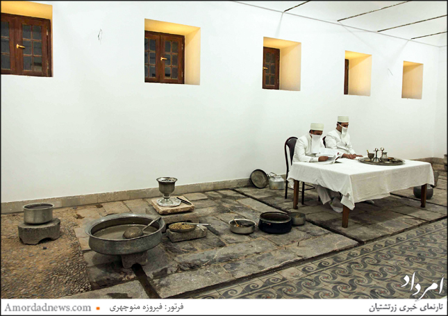 موبدان در سپیده دم، پیش از آغاز هر چهره گهنبار، در مکان سپندینه یشت‌خانه‌ی آتشکده‌ی ورهرام، یسنا خوانی می‌کنند