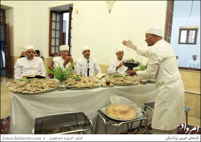 از باشندگان با لُرک، خشکبار آیینی و میوه‌ی وَدرین، میوه‌ی برش خورده  در سفره پذیرایی شد‌