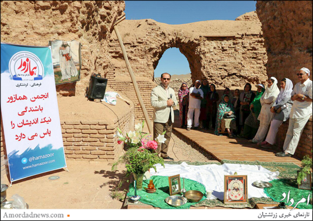 مسوول کارشناس میراث فرهنگی در آتشکده‌ی آذرگشسب سخنرانی کرد