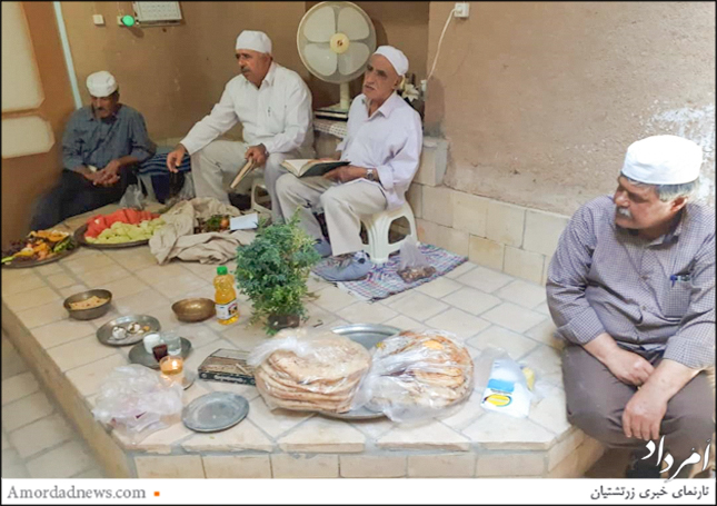 موبد و دهموبد در پِسکَم، اتاقی که سفره‌ی گهنبار گسترده شده است، به اوستاخوانی می‌پردازند