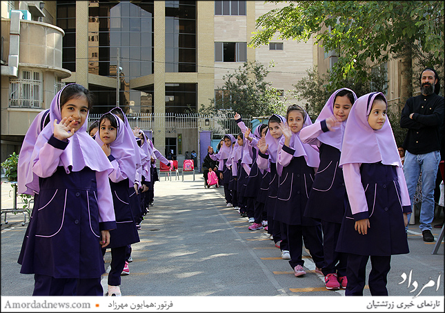 30 تن دانش‌آموزان پایه‌ی نخست دبستان گیو در جشن شکوفه‌ها