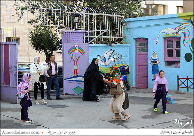 خانواده‌ها، دانش‌آموزان را در این جشن همراهی کردند