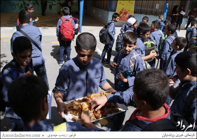 خوراکی‌های آیینی را دانش‌آموزان دبستان جمشیدجم با همراهی خانواده‌ها آماده کردند