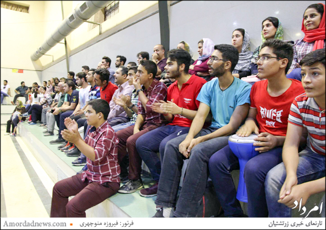 تشویق هواداران باشگاه جوانان زرتشتی یزد در بازی پایانی جام رمضان