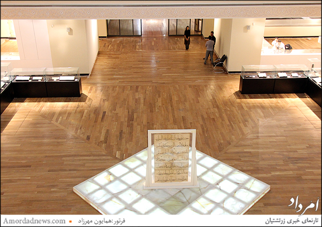موزه دوره اسلامی در دوطبقه با تالارهای بزرگ قرار دارد
