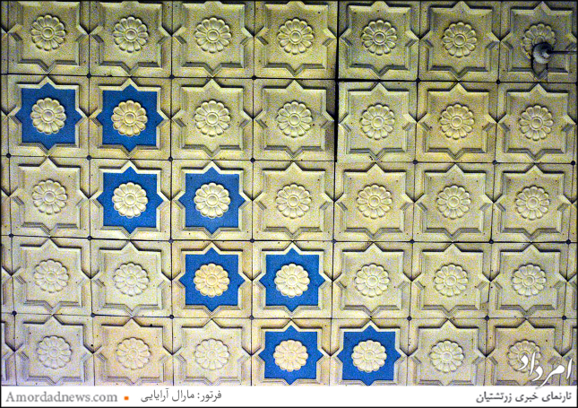 گل‌های هشت‌پری که سقف را آراسته‌اند و نماد هشت بهشت، جایگاه بالایی بهشت در باورهای مسلمانان