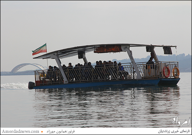 لنچ سواری یکی از تفریحات دریاچه خلیج فارس