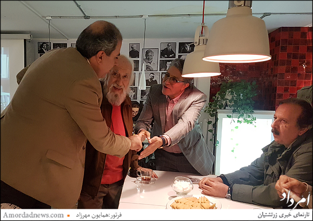 از راست مجید مجیدی کارگردان سینما، میرباقری مدیر خانه فرهنگ گویا، استاد محجوبی، بابک سلامتی سردبیر دوهفته نامه امرداد