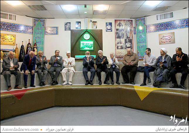 ادای احترام به نفر دوم از سمت چپ علی اکبر حیدری قهرمان جهان در دوره جهان پهلوان تختی