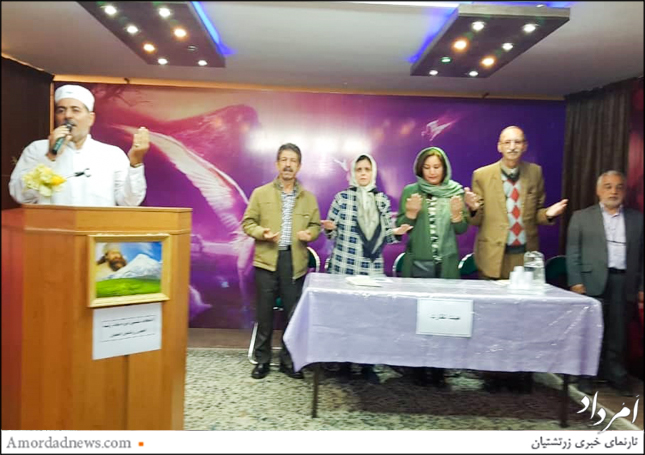 چهره از سمت راست: آقای ملکوتی، نماینده فرمانداری-هوشنگ باوفا، هموند ناظر در هیات رییسه‌ی مجمع- پریدخت اتشبند، فرنشین مجمع- مهشید آتشبند، منشی مجمع- شهرام رشیدی، هموند ناظر 