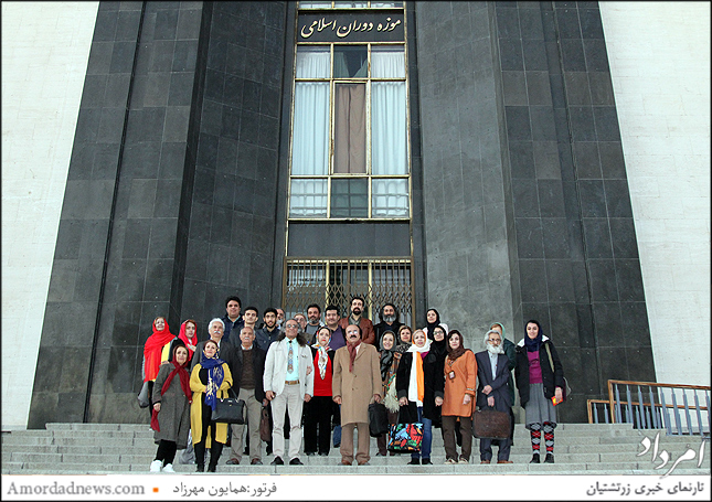 نفر میانی اردشیر صالح پور با جمعی از هنرمندان خودآموخته در موزه ملی