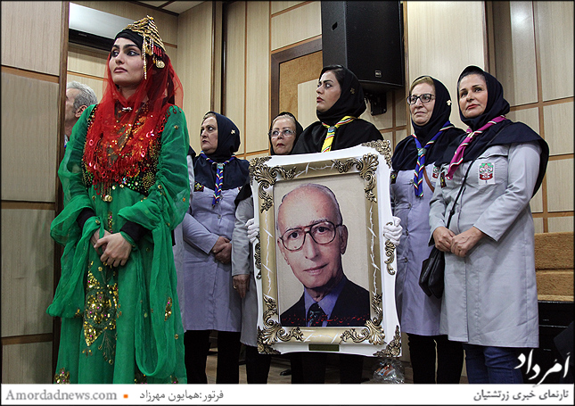 تابلوی یادبود چهره دکتر فرهود برای سپاسداری وی از تلاشهای علمی و فرهنگی ایران