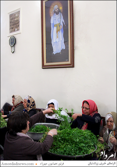 همازوری در تهیه آش مراسم درگذشت اشوزرتشت در آتشکده تهران