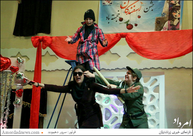  اجرای نمایش به کوشش یاسمن گنجی و مروارید دمهری و بهناز باقری