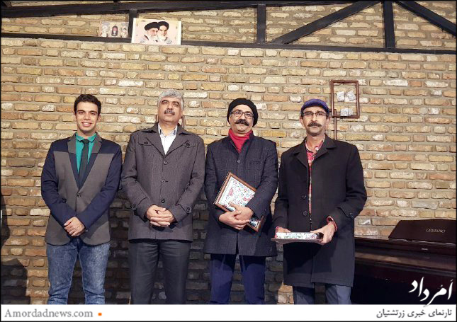 از سمت راست: سروش وصالی، سرپرست گروه عکس، به نمایندگی از زریر نجمی یکی از داوران جشنواره، سیامک جمشیدی‌زاده داور جشنواره عکس، اسفندیار اختیاری، نماینده زرتشتیان در مجلس ایران، آرین یگانگی، دبیر کانون دانشجویان زرتشتی