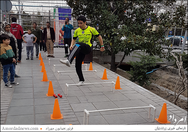 مهدی حب درویش رکوردار جهانی گینس به اجرای برنامه میپردازد