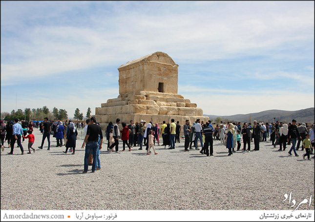 استقبال گردشگران و مسافران نوروزی پس از سیل شیراز در نهم فروردین ماه از آرامگاه کورش در میراث جهانی پاسارگاد