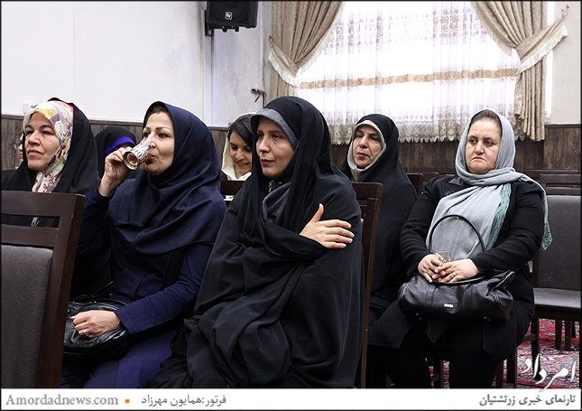 چهره سمت راست: طاهری مدیر دبیرستان دخترانه گشتاسب