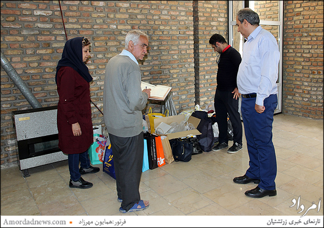 کمکهایی که از طریق هقته نامه امرداد برای سیل زدگان جمع آوری شده بود به خانه فرهنگ و هنرزرتشتیان تحویل داده شد