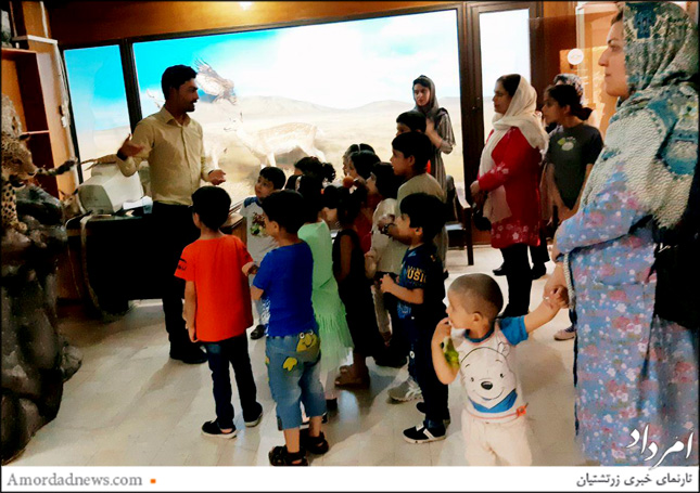 کودکان با هماهنگی پارک‌کودک فروهر یزد، همزمان با روز جهانی موزه، شنبه 28 اردیبهشت‌ماه 1398 خورشیدی از موزه‌ی محیط‌زیست و تاکسی‌درمی بازدید کردند