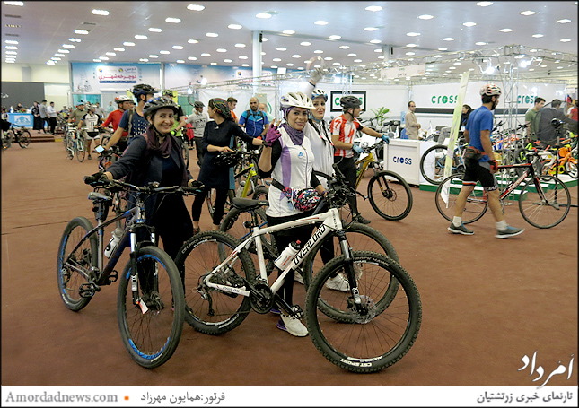 گروهی از دوچرخه سواران حرفه‌ای در دومین نمایشگاه تخصصی دوچرخه تهران